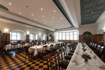 Ein Restaurant oder anderes Speiselokal in der Unterkunft Landschloss Korntal
