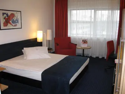 Ein Bett oder Betten in einem Zimmer der Unterkunft IntercityHotel Frankfurt Airport Terminal 3