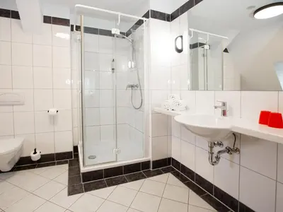 Ein Badezimmer in der Unterkunft DORMERO Hotel Worms
