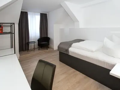 Ein Bett oder Betten in einem Zimmer der Unterkunft DORMERO Hotel Worms