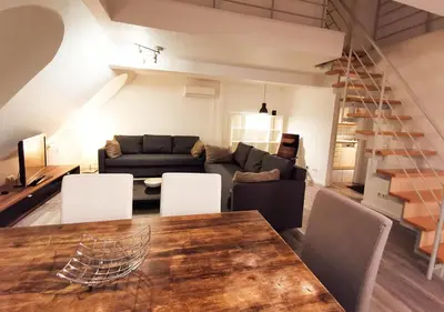 Ein Sitzbereich in der Unterkunft CF26 75m2 Central Quiet Duplex Apartment