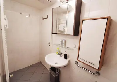 Ein Badezimmer in der Unterkunft CF26 75m2 Central Quiet Duplex Apartment