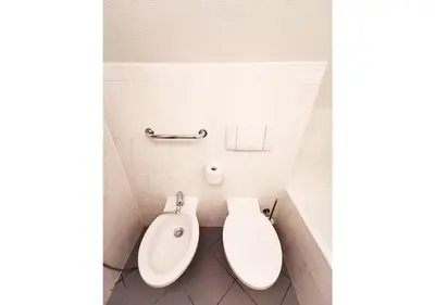 Ein Badezimmer in der Unterkunft CF26 75m2 Central Quiet Duplex Apartment