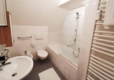 Ein Badezimmer in der Unterkunft CF26 75m2 Central Quiet Duplex Apartment