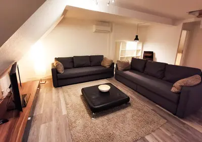 Ein Sitzbereich in der Unterkunft CF26 75m2 Central Quiet Duplex Apartment