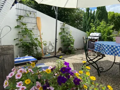 Ein Garten an der Unterkunft Toms Ferienhütte