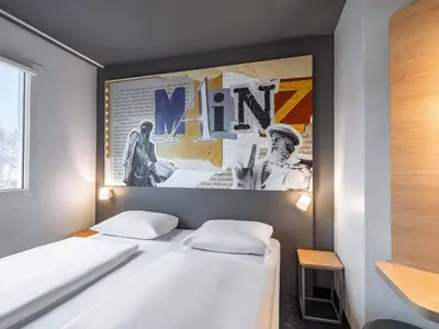 Ein Bett oder Betten in einem Zimmer der Unterkunft B&B HOTEL Mainz-Süd