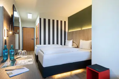 Ein Bett oder Betten in einem Zimmer der Unterkunft ACHAT Hotel Stuttgart Zuffenhausen