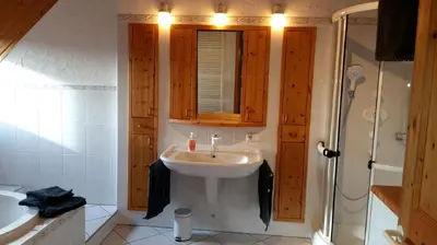 Ein Badezimmer in der Unterkunft Ferienwohnung Auf Schäfers Spuren
