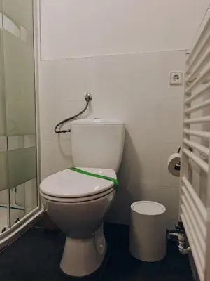 Ein Badezimmer in der Unterkunft Neuwertiges Apartment mit Kostenlose Privatparkplatz auch für Transporter geeignet R1