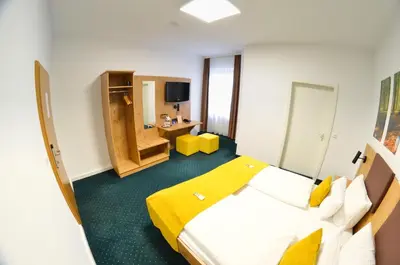 Ein Bett oder Betten in einem Zimmer der Unterkunft Hotel Am Markt