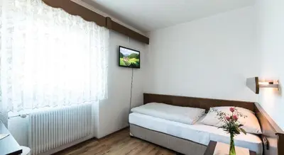 Ein Bett oder Betten in einem Zimmer der Unterkunft Landhotel zum kühlengrund & soultans paradise