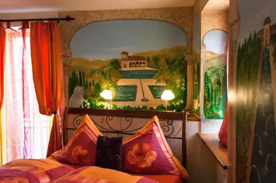 Ein Bett oder Betten in einem Zimmer der Unterkunft Cleo´s Hotel Kallstadt