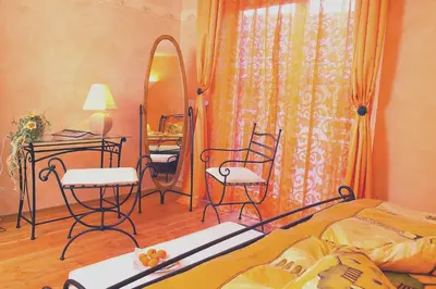 Ein Bett oder Betten in einem Zimmer der Unterkunft Cleo´s Hotel Kallstadt