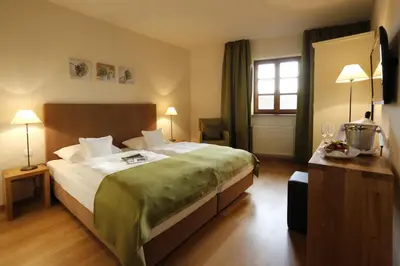 Ein Bett oder Betten in einem Zimmer der Unterkunft Weinkastell Zum Weissen Ross