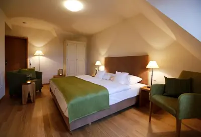Ein Bett oder Betten in einem Zimmer der Unterkunft Weinkastell Zum Weissen Ross