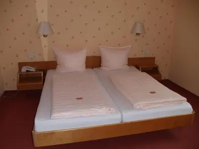 Ein Bett oder Betten in einem Zimmer der Unterkunft Hotel Restaurant Weisbrod