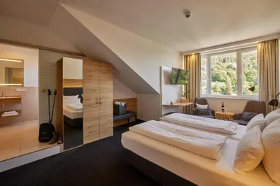 Ein Bett oder Betten in einem Zimmer der Unterkunft Wiedemann's Weinhotel