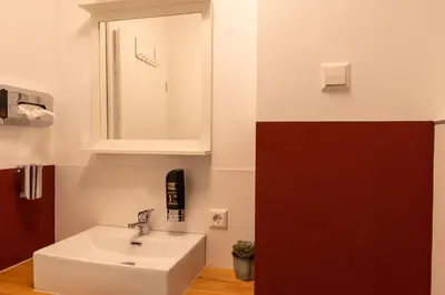 Ein Badezimmer in der Unterkunft Hotel Post mit Klimaanlage