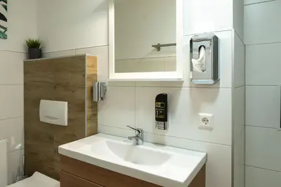 Ein Badezimmer in der Unterkunft Hotel Post mit Klimaanlage