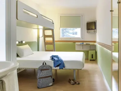 Ein Bett oder Betten in einem Zimmer der Unterkunft ibis budget Karlsruhe