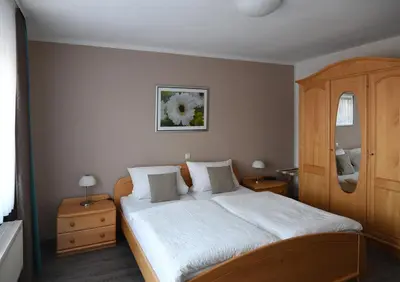 Ein Bett oder Betten in einem Zimmer der Unterkunft Gästehaus Kleine Kalmit