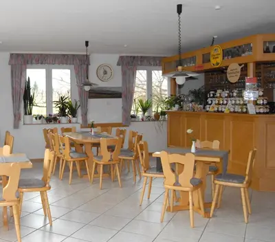 Ein Restaurant oder anderes Speiselokal in der Unterkunft Gästehaus Kleine Kalmit