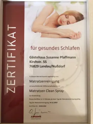 Ein Zertifikat, Auszeichnung, Logo oder anderes Dokument, das in der Unterkunft Apartment in Landau Stadtoase ausgestellt ist