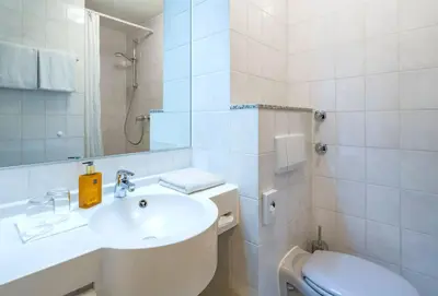 Ein Badezimmer in der Unterkunft Aspire Frankfurt Airport, Trademark Collection by Wyndham