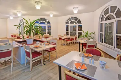 Ein Restaurant oder anderes Speiselokal in der Unterkunft Ambassador TheContinents