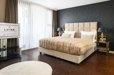 Ein Bett oder Betten in einem Zimmer der Unterkunft Parkhotel Luise Bad Herrenalb