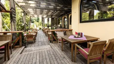 Ein Restaurant oder anderes Speiselokal in der Unterkunft Parkhotel Luise Bad Herrenalb