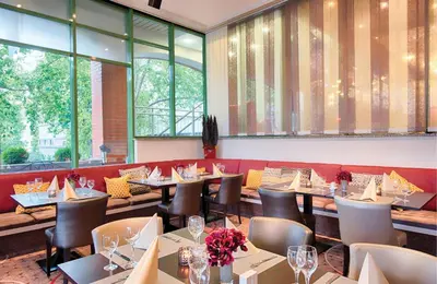 Ein Sitzbereich in der Unterkunft Leonardo Hotel Mannheim City Center