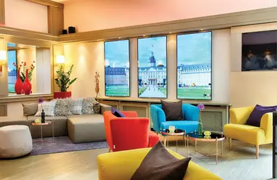 Ein Sitzbereich in der Unterkunft Leonardo Hotel Karlsruhe
