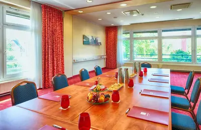 Ein Sitzbereich in der Unterkunft Leonardo Hotel Karlsruhe
