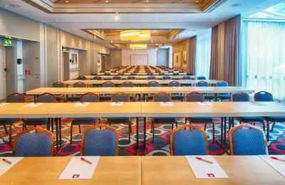 Ein Restaurant oder anderes Speiselokal in der Unterkunft Leonardo Hotel Karlsruhe