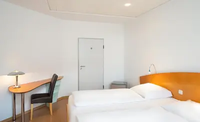 Ein Bett oder Betten in einem Zimmer der Unterkunft Mainstreet Hotel