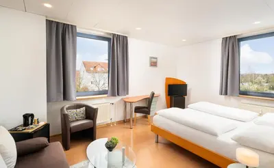 Ein Bett oder Betten in einem Zimmer der Unterkunft Mainstreet Hotel
