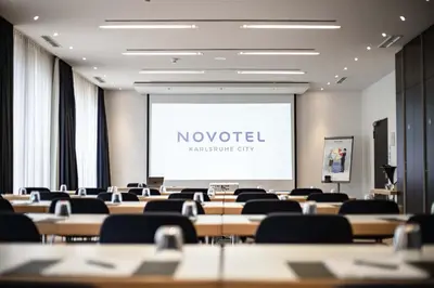 Der Geschäftsbereich oder Konferenzraum in der Unterkunft Novotel Karlsruhe City