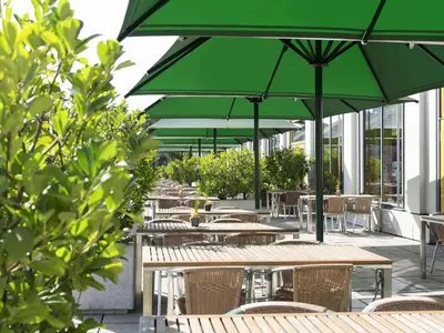 Ein Restaurant oder anderes Speiselokal in der Unterkunft Novotel Karlsruhe City