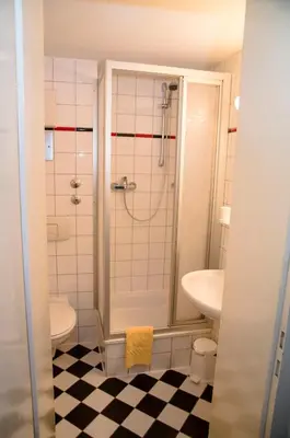 Ein Badezimmer in der Unterkunft Hotel am Rathaus