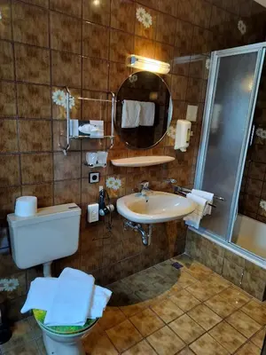 Ein Badezimmer in der Unterkunft Hotel Hirsch