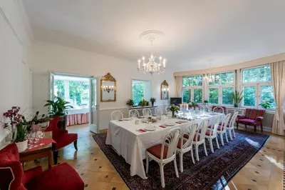 Ein Sitzbereich in der Unterkunft Parkhotel Atlantic