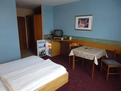 Ein Bett oder Betten in einem Zimmer der Unterkunft enjoyHotel garni Korntal Stuttgart b&b Parkplatz Sprinter Penny eTank