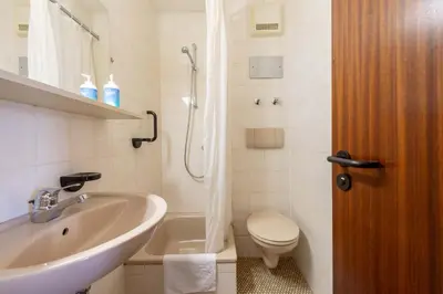 Ein Badezimmer in der Unterkunft enjoyHotel garni Korntal Stuttgart b&b Parkplatz Sprinter Penny eTank