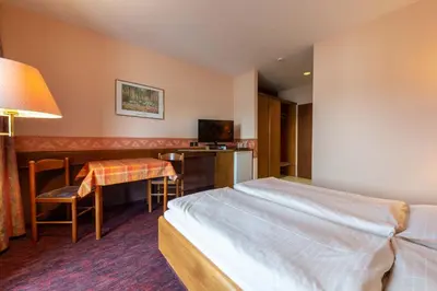 Ein Bett oder Betten in einem Zimmer der Unterkunft enjoyHotel garni Korntal Stuttgart b&b Parkplatz Sprinter Penny eTank