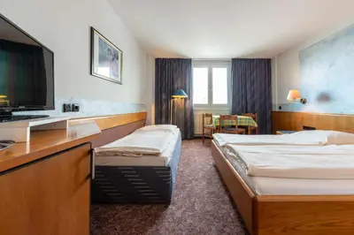 Ein Bett oder Betten in einem Zimmer der Unterkunft enjoyHotel garni Korntal Stuttgart b&b Parkplatz Sprinter Penny eTank