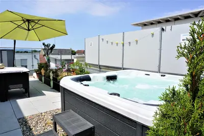 Der Swimmingpool an oder in der Nähe von Panorama Penthouse Apartment mit Klima und Whirlpool für bis zu 6 Personen