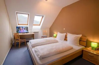 Ein Bett oder Betten in einem Zimmer der Unterkunft Hotel Goldenes Fass