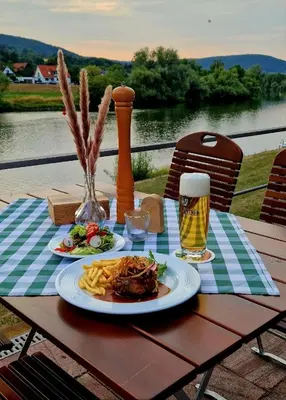 Blick auf einen Fluss in der Nähe des Hotels